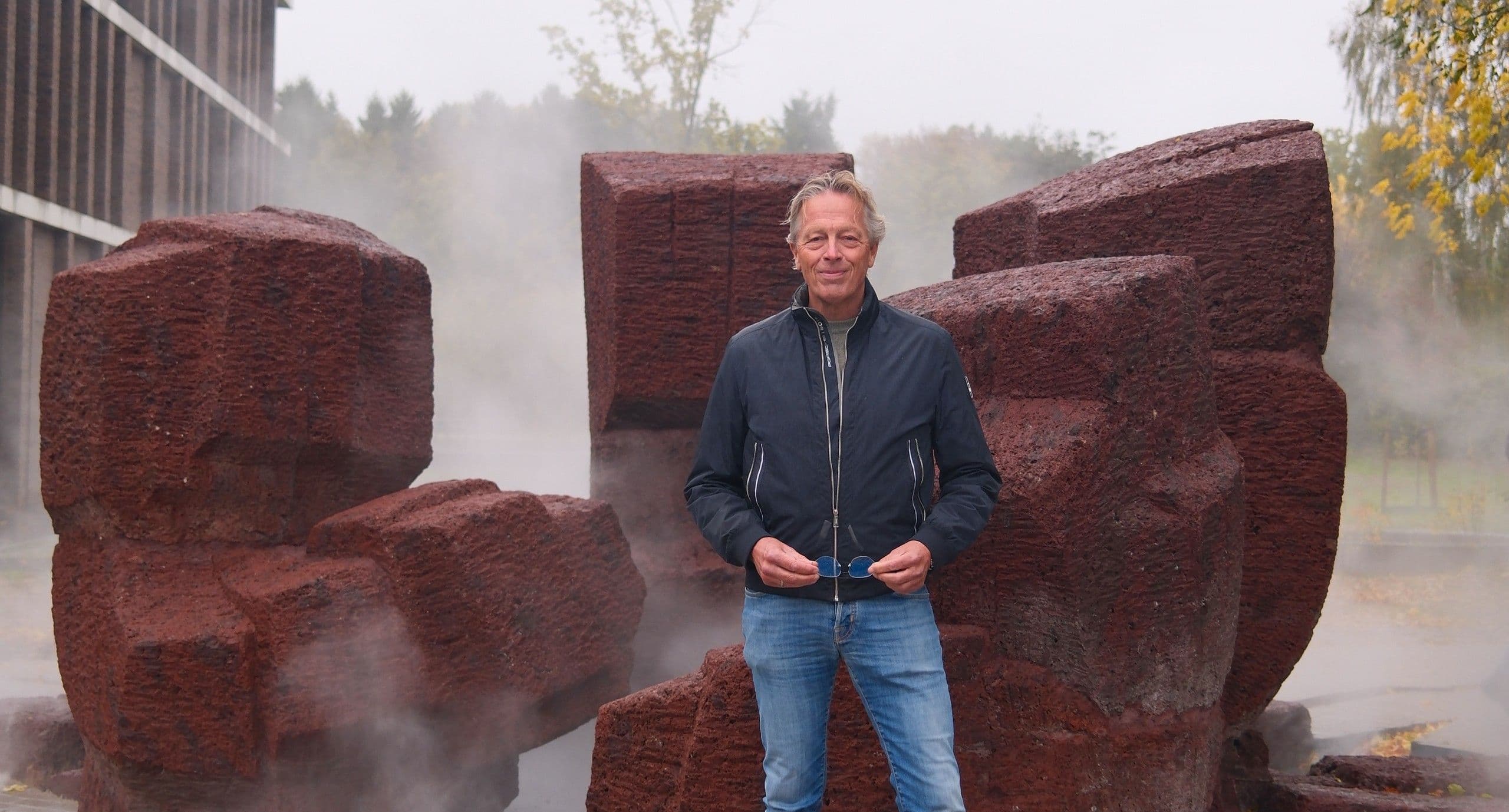 Jan Willem van de Kamp bij kunstwerk De Bron - Rheden okt. 2025